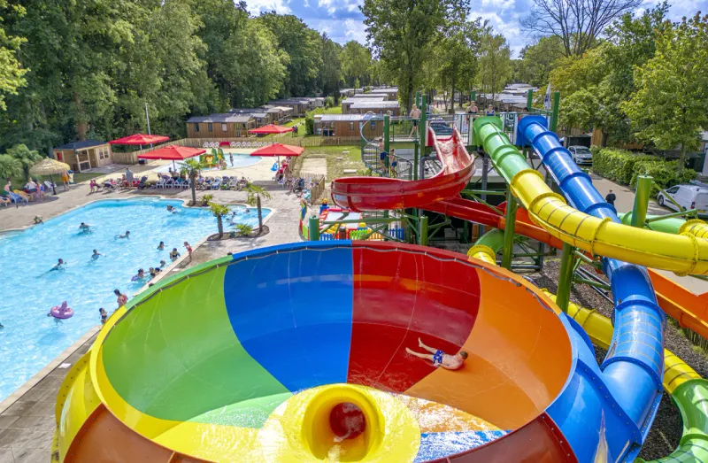Bovenaanzicht van het waterpark met de Space Bowl glijbaan op de Ponderosa