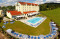 Panoramisch overzicht van het FAIR Resort in Thüringen, met het hotel, het grote buitenzwembad en de omringende groene ligweide voor gezinnen.