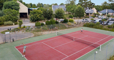 Les Deux Fontaines - tennisbaan