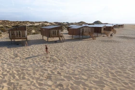 Nieuw bij Landal: slapen óp het strand bij Landal Zeezigt
