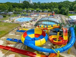 Close-up luchtfoto van de spectaculaire waterglijbanen op de Zeumersehof