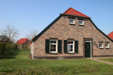 Een groot kindvriendelijk bruin vakantiehuis om te slapen met kinderen.