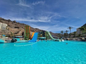 Grote gekleurde glijbanen van het waterpark in Taurito Gran Canaria