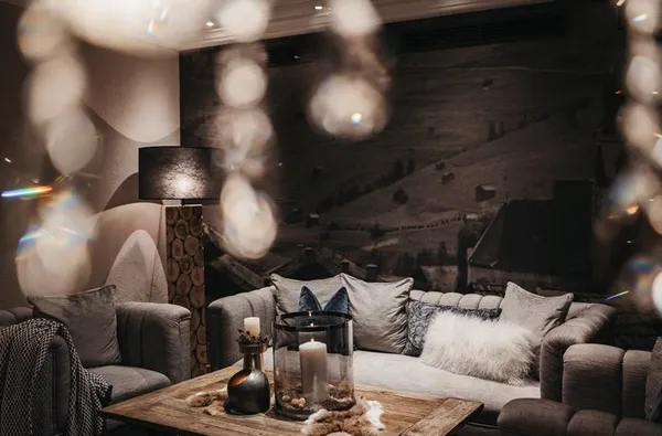 Knusse woonkamer met een bank vol kussens in een gezellige sfeer