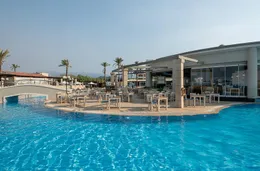 TUI BLUE Atlantica Caldera Beach - buitenzwembad met restaurant en bruggetje.jpg
