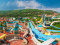 Panoramisch overzicht van Aqua Fantasy waterpark met kleurrijke glijbanen en zwembaden in Kusadasi Turkije.