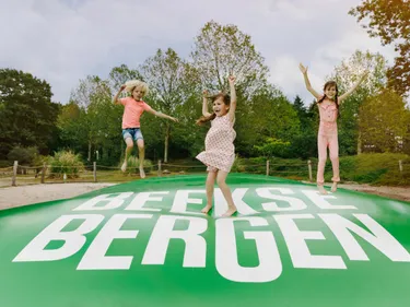beekse_bergen_speelland_air_trampoline_attractie_kinderen_springen.jpg