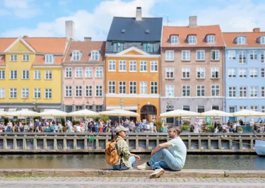 Terracotta en Goudkleur Elegante Stijl 90e Verjaardag Uitnodiging Liggende Kaart - 2024-12-17T143729.932.png