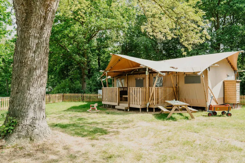 Glamping tent met terras en picknicktafel bij Vakantiepark Dierenbos