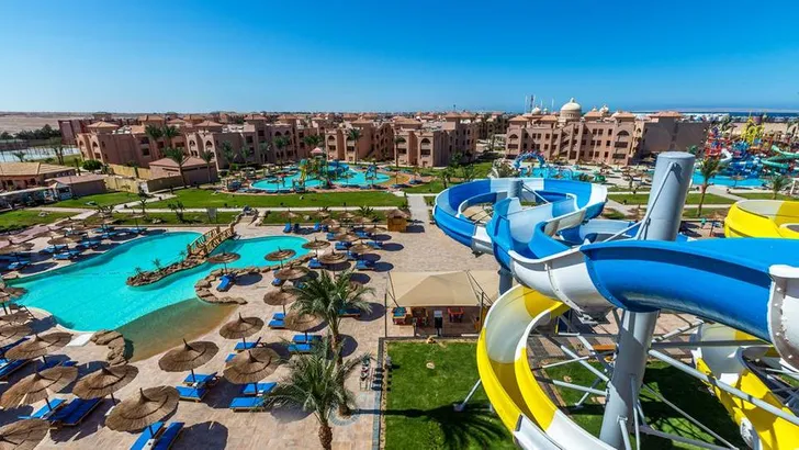 Aquapark met 4 zwembaden en 9 glijbanen