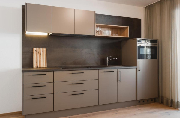 Moderne grijze keuken die volledig ingericht is