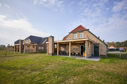 Twaalf persoons luxe vakantie bungalow met grote tuin en veranda.