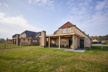 Twaalf persoons luxe vakantie bungalow met grote tuin en veranda.