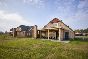 Twaalf persoons luxe vakantie bungalow met grote tuin en veranda.