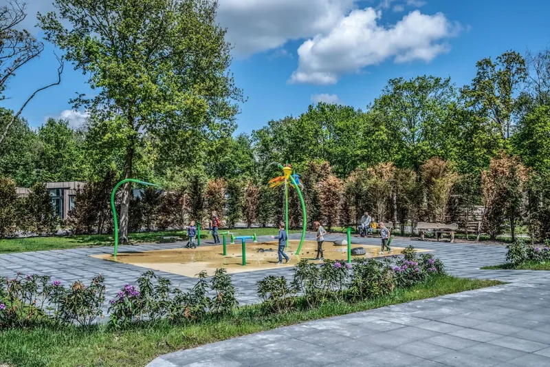 De waterspeeltuin met verschillende waterfonteinen en sproeiers op Vakantiepark Schaijk in Brabant, waar kinderen kunnen afkoelen.