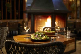 Sfeervol dineren voor twee bij de grote open haard in restaurant Moto van Beekse Bergen