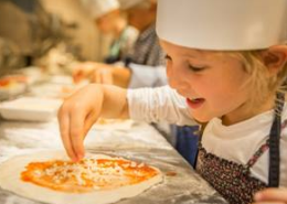 Zelf pizza maken is een van de vele kinderactiviteiten die vakantiepark Hof van Saksen aanbiedt