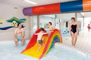 kinderbad-regenboog-glijbaan-landal-suyderoogh.jpg