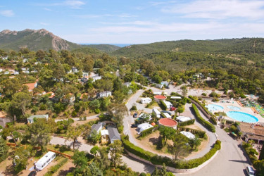 luxe kamperen Frankrijk (stacaravan in het groen)