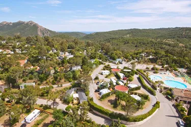 luxe kamperen Frankrijk (stacaravan in het groen)