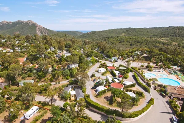 luxe kamperen Frankrijk (stacaravan in het groen)