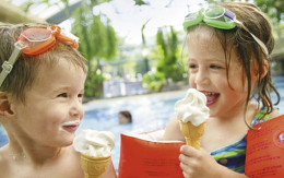 Kinderen eten een softijsje in het zwembad van vakantiepark Center Parcs De Kempervennen