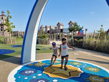 Kinderen spelen in grote speeltuin van Strandpark de Zeeuwse Kust