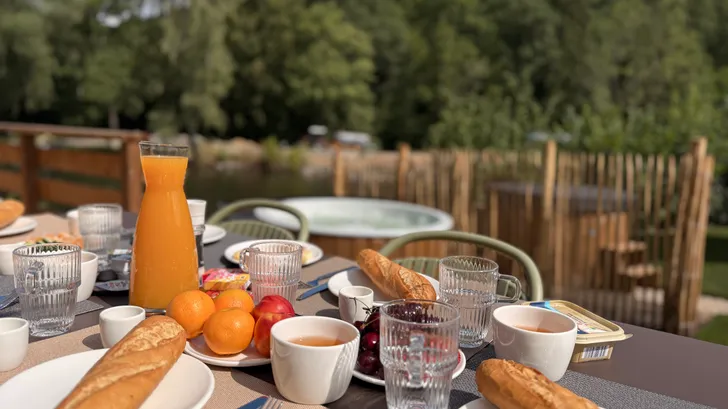 Croissants en een latte in de ochtendzon