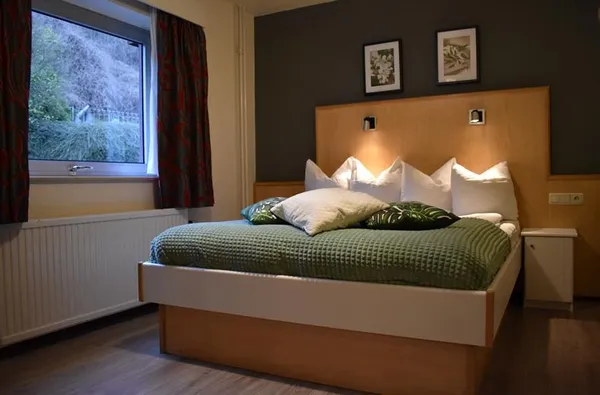 Moderne hotelkamer in Hotel Atlanta met een groen bed en een donkergrijze accentmuur 