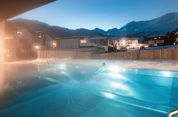 Verwarmd buitenzwembad omheind met hekken in de sneeuw