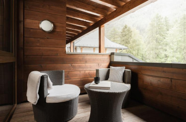 Twee zitjes op een balkon met uitzicht over 