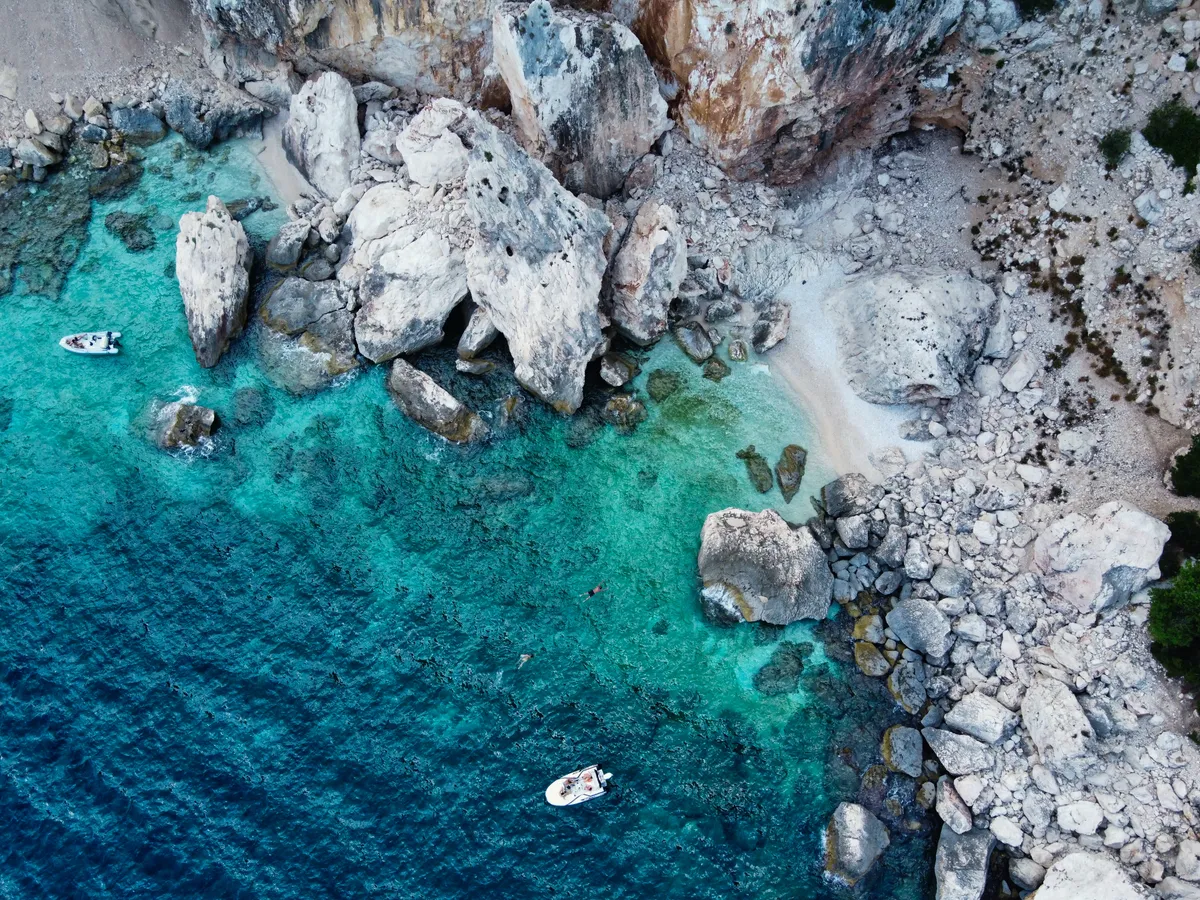 luca-cassani-kwShh0LgQik-unsplash.jpg