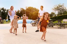 Een gezin met drie dochters rent en Gezin speelt jeu de boules Port Greve Zeeland