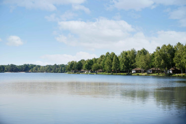 Panoramisch uitzicht over het Victoriameer met de vakantiehuizen van Lake Resort Beekse Bergen aan de waterkant
