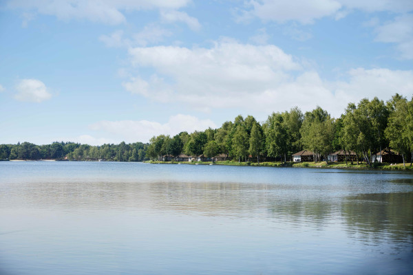 Panoramisch uitzicht over het Victoriameer met de vakantiehuizen van Lake Resort Beekse Bergen aan de waterkant