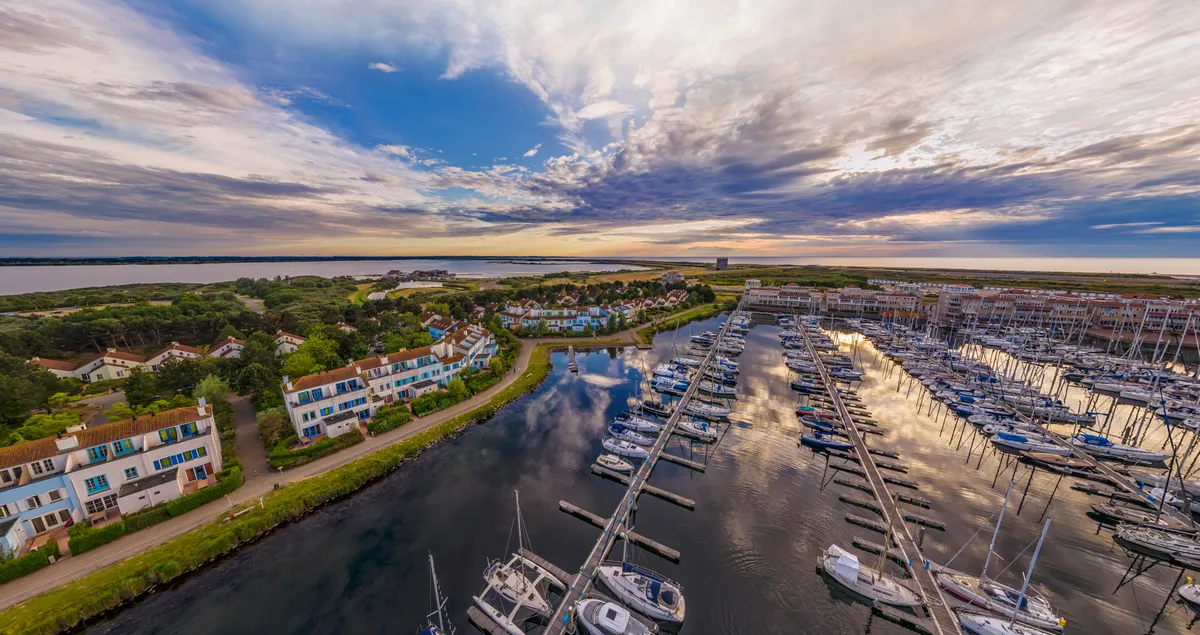 Luchtfoto van de jachthaven en de cottages van Center Parcs Port Zélande, gelegen aan het Grevelingenmeer.