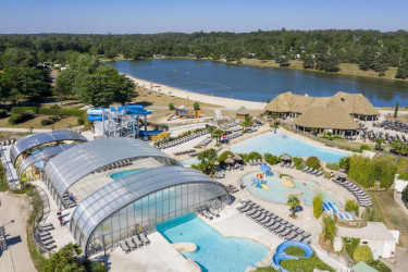 Camping Les Alicourts Resort- luchtfoto zwembad en meer