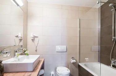 Badkamer in luxe appartement met wasbak en bad 