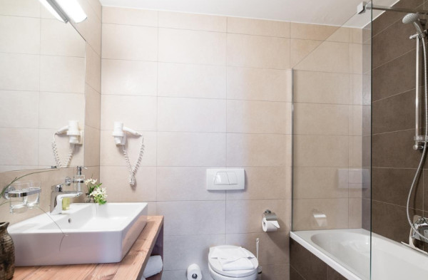 Badkamer in luxe appartement met wasbak en bad 