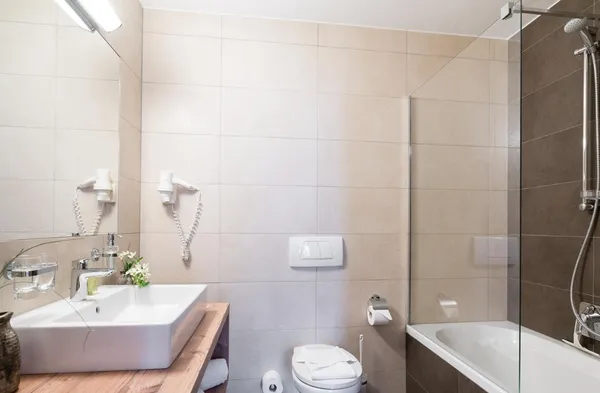 Badkamer in luxe appartement met wasbak en bad 