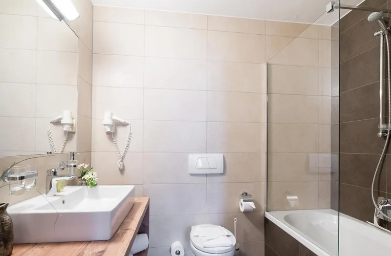 Badkamer in luxe appartement met wasbak en bad 