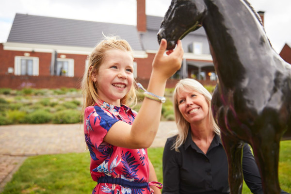 Meisje geniet van de vele bezienswaardigheden en activiteiten op in vakantiepark Hof van Saksen