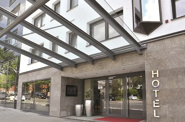 Vooraanzicht van de ingang van familiehotel Parkhotel Oberhausen in Duitsland