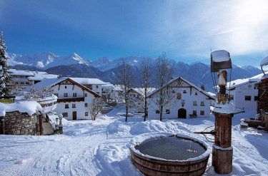Landschap met verschillende gebouwen in de sneeuw met uitzicht op de bergen