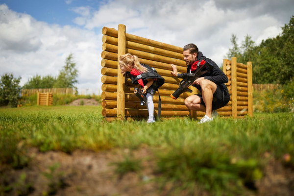 Vader en dochter zijn aan het lasergamen bij in vakantiepark Hof van Saksen