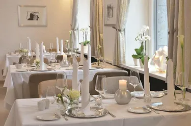 Nette gedekte tafels voor diner in het sfeervolle restaurant van Parkhotel Oberhausen 