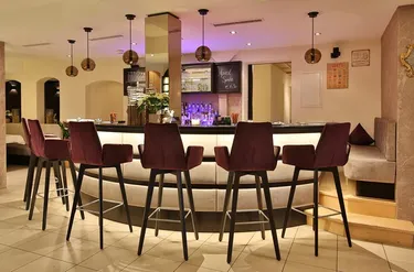 Hotelbar met barkrukken en sfeervolle verlichting