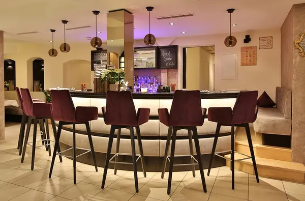 Hotelbar met barkrukken en sfeervolle verlichting