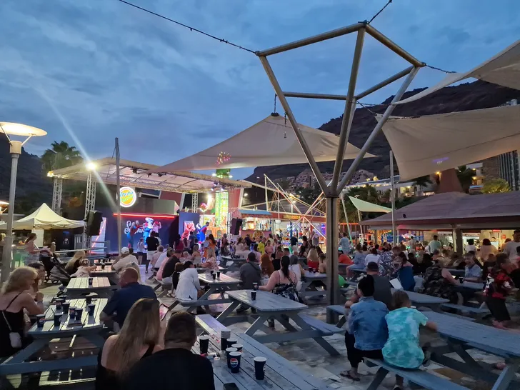 Minigolf, bowlen, gamen en minidisco in de Arena Plaza
