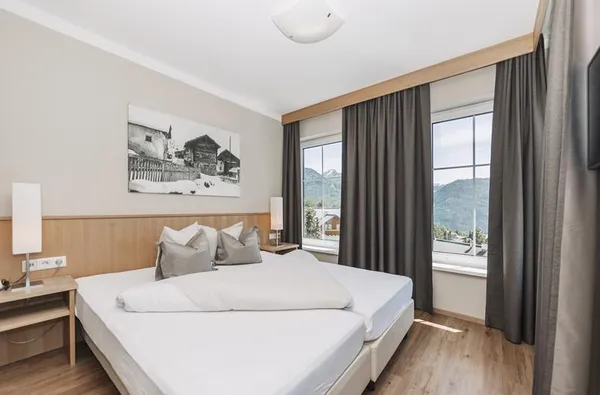 Comfortabele hotelkamer met tweepersoonsbed en uitzicht